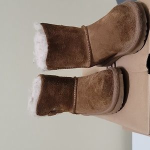 UGG, girls, size 7, used, the bow is missing